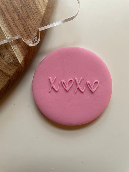 XOXO fondant debosser to create an Embossers design into fondant for biscuits 