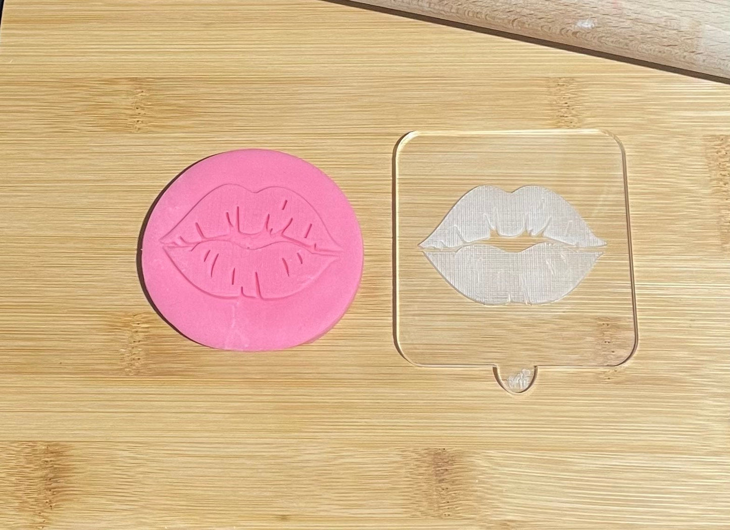 Pouting Lips | Debosser / Embosser And Cutter Set.