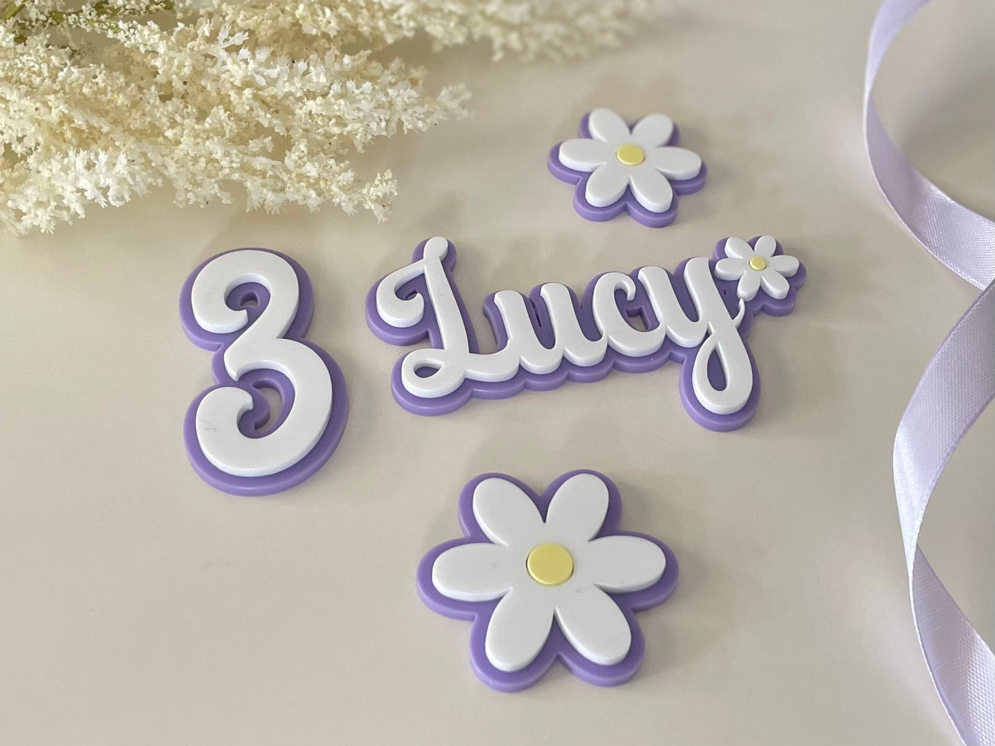 Daisy themed charm set. Acrylic Daisy name and age charm. Retro / hippy cake