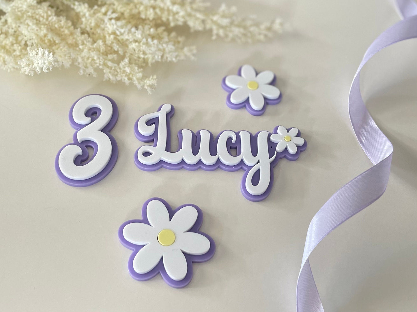 Daisy themed charm set. Acrylic Daisy name and age charm. Retro / hippy cake