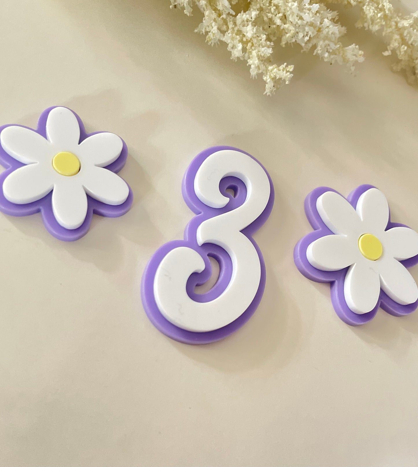 Daisy themed charm set. Acrylic Daisy name and age charm. Retro / hippy cake